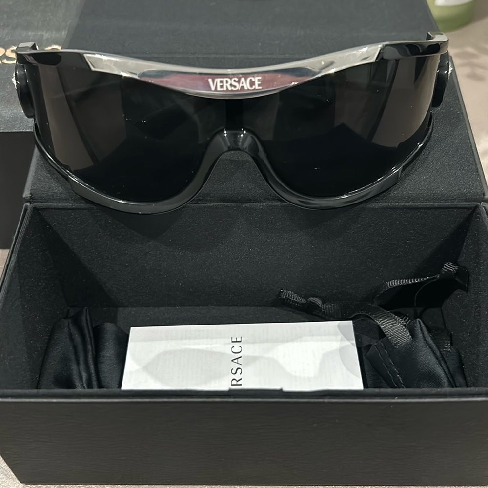 VERSACE VE4475 Sunglasses Black/ Grey. LIKE NEW CONDITION